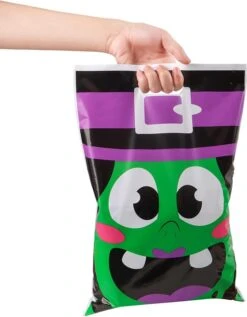 72pcs Plastic Halloween Goodie Bags In 6 Designs -Spirit Halloween Shop 5 06fc012d b463 49e8 a763 3a1cdb5cf291 600x771 1