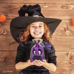 12Pcs Trick Or Treat Canvas Bags 13 12Pcs Trick Or Treat Canvas Bags -Spirit Halloween Shop 7 4f120d9b 64f8 42f0 9f3f 41f4427b38de 600x600 1